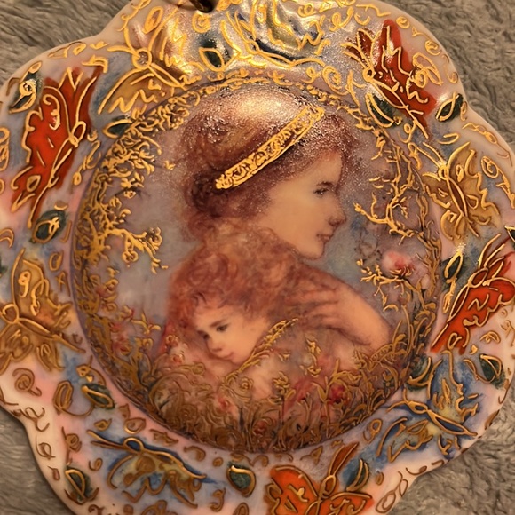 Hibel Porcelain Collectors Ornament - Picture 3 of 4